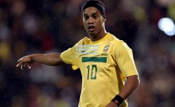 麦卡利斯特进球后致敬阿诺德引热议 红军中场，有些事情总要有人做