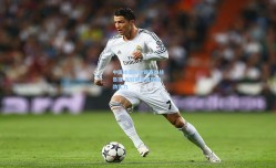 中国冰壶队世锦赛首战告捷 年轻阵容展现强劲实力