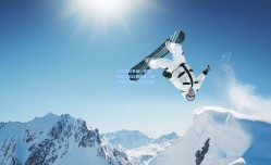 VAR再引争议！关键判罚左右比赛结局，球迷怒斥裁判‘毁掉经典对决’