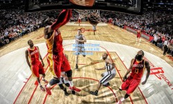 库里狂轰50分创赛季新高！勇士力克太阳，三分王再显神威