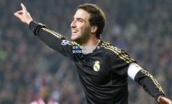 百米飞人巅峰对决 新星闪耀打破纪录