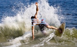 巅峰对决！中国格斗新星李震豪KO卫冕冠军，亚洲格斗锦标赛震撼落幕