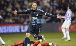 英超豪门曼城面临防线抉择，三强竞逐荷兰国脚阿克，冬窗转会博弈一触即发